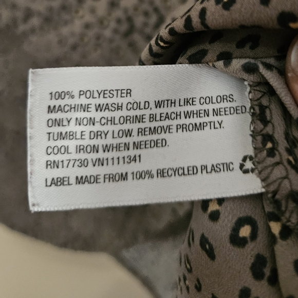 Merona Women's Size M Leopold Print Blouse 1/2 Way Button - Picture 3 of 4